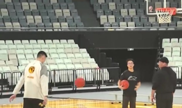 2026世界杯比赛在线观看地址-劳模！胡金秋没休息归队立刻练！王博：必须强制让他休息几天了