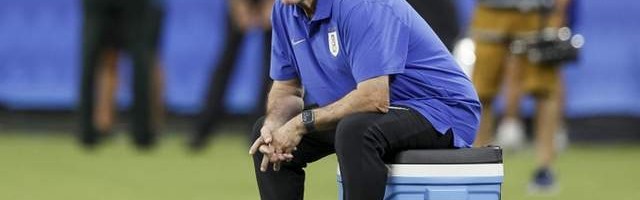 2026世界杯客户端升级说明-2026世界杯48强巡礼·乌拉圭：褪下保守外衣，踢一番疯狗足球|乌拉圭足球队|巴西足球队|阿根廷足球|卡瓦尼|贝尔萨_新浪体育_新浪新闻