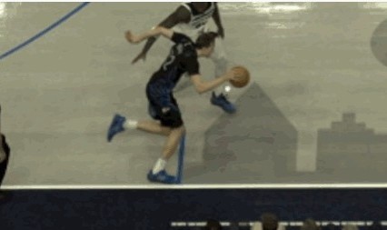 2026世界杯直播app官网下载入口-毫厘之间！弗拉格在兰德尔贴防下踩线出界 独行侠挑战失败！