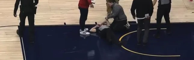 2026世界杯客户端升级说明-NCAA女篮爆发激烈冲突，一女裁判被球员击晕在地&amp;amp;8人被驱逐