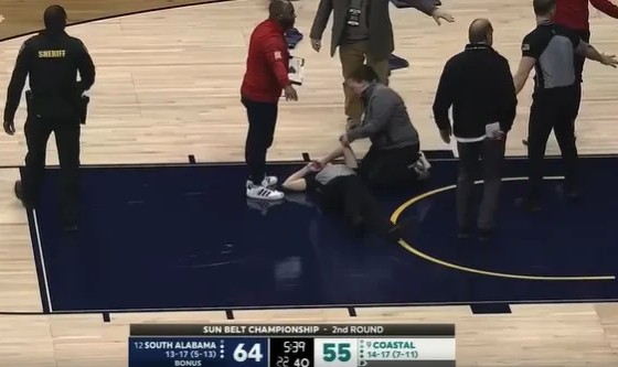 2026世界杯客户端升级说明-NCAA女篮爆发激烈冲突，一女裁判被球员击晕在地&amp;amp;8人被驱逐