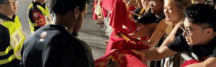 2026世界杯客户端升级说明-解说：塔克和布朗满足了每个球迷签名的愿望，签了一百来件